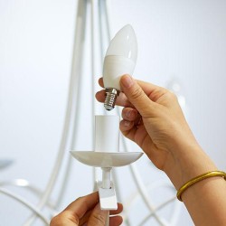 BEC smart LED Philips, soclu E14, putere 4.9W, forma lumanare, lumina alb calda, alimentare 220 - 240 V, "000008718699786212" (t