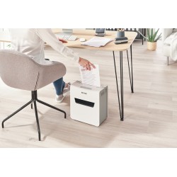Distrugator manual documente Leitz IQ Protect  3M , 3 coli, P5, micro-cut (tip particule), cos  10 litri, alb, Leitz "80930000" 